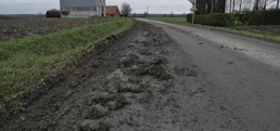 Des dégâts dus à des poids-lourds qui empiètent sur les accotements